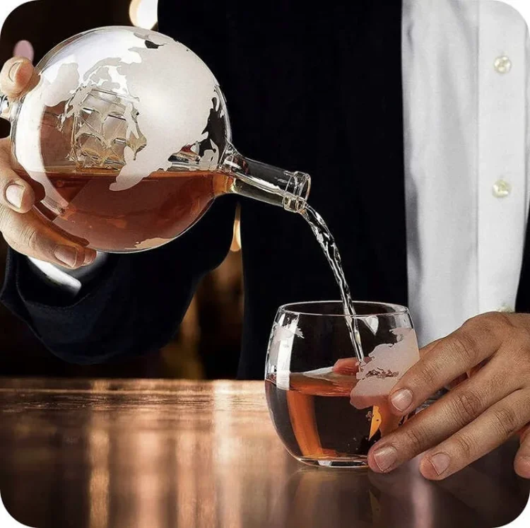 Karafka-do-Whisky-prezent-Globus-Zestaw-2-Szklanki-Podkladki-Szczypce-Kostki-850-ml-Marka-Malatec.webp