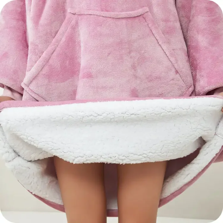 ocieplana-bluza-koc-z-rekawami-kapturem-kocobluza-rozowa-dluga-z-kangurem-pomysl-na-prezent-dla-kobiety-dziewczyny.webp