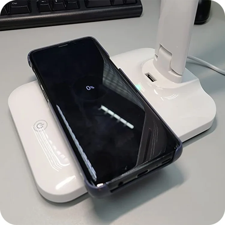 biala-lampka-led-na-biurko-w-polysku-z-wyjsciem-usb.webp