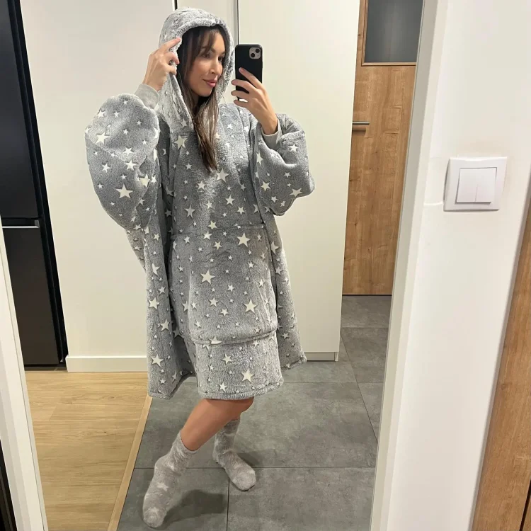 kocobluza_szara_gwiazdy_modelka.webp