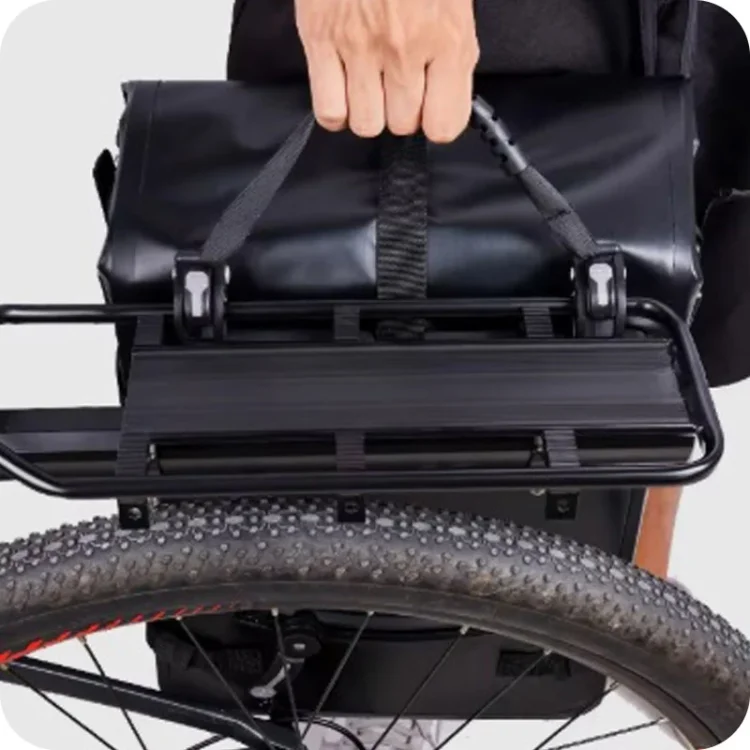 sakwa-rowerowa-na-bagaznik-boczna-z-uchwytem-paskiem-do-transportu-noszenia.webp