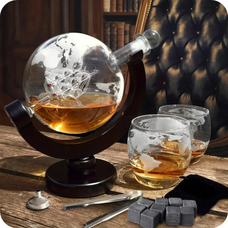 Karafka-do-Whisky-Globus-Zestaw-2-Szklanki-Podkladki-Szczypce-Kostki-850-ml-Rodzaj-zestaw.webp